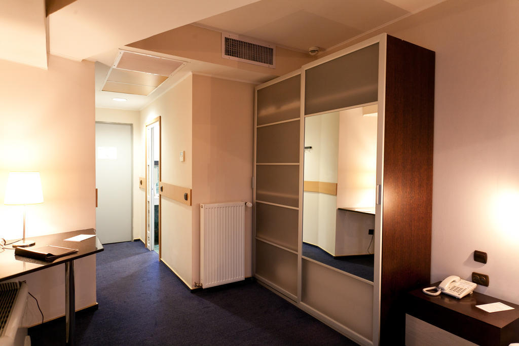 Hotel Dacia Rrt Bucharest Room photo