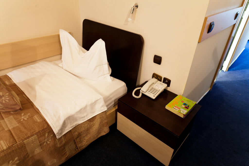 Hotel Dacia Rrt Bucharest Room photo